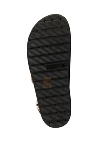 Semelle de sandale avec des rainures horizontales et de petites perforations, montrant le marquage de la taille et les symboles des matériaux au centre.