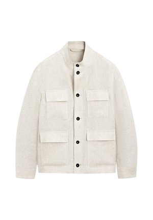 Helle beigefarbene Jacke aus Leinen mit Stehkragen, vier vorderen Taschen und schwarzen Knöpfen entlang der Vorderseite zum Schließen.