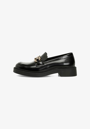 Must have nahkased loaferid ümarate varvastega, dekoratiivse kuldse pannal ja paks must tald. Omab siledat tekstuuri ja detailset õmblust.