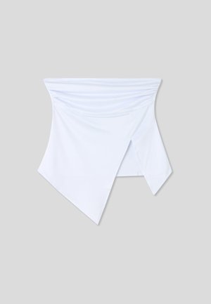 Top bianco aderente con tessuto arricciato all'orlo del collo e taglio asimmetrico, caratterizzato da un pannello anteriore più lungo e un retro più liscio.