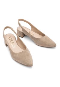 Sandales à talons en suède beige, à bout pointu et petit talon carré. L'intérieur présente un marquage en relief sur une semelle intérieure beige.