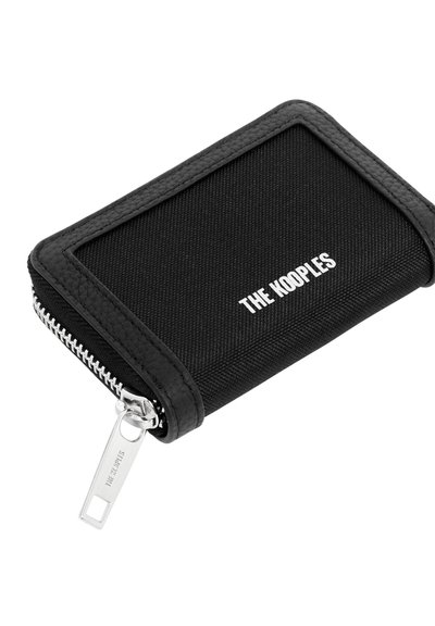 Melnā, ar rāvējslēdzēju aizverama maku ar teksturētām malām un baltu uzrakstu "THE KOOPLES" priekšpusē, ar sudraba rāvējslēdzēja vilkšanas elementu.