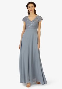 Langes blaues Kleid mit einem Spitzenoberteil, V-Ausschnitt und kurzen Cap-Ärmeln, fließendem Rock und leichtem Chiffonstoff.