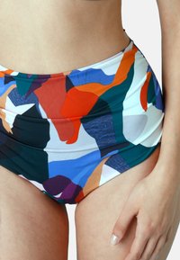 Bikini bottom a vita alta con un motivo astratto multicolore in tessuto dalla texture liscia e dettagli arricciati in vita.