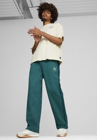 Puma RELAXED TRACK PANTS - Tepláky - cold green
