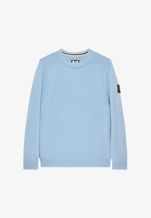 Hellblauer Strickpullover mit geripptem Rundhalsausschnitt und Bündchen. Mit strukturierten Schulternähten und einem schwarzen Markenlabel am linken Ärmel.