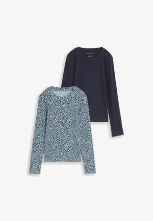 Zwei figurbetonte Langarmshirts, eines in uni dunkelmarineblau und eines hellblau mit dunklem Leopardenmuster.