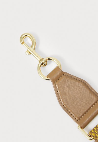 Brățară din piele ecologică maro cu accesorii aurii, sistem de prindere tip homar și suprafață texturată. Prezintă o formă rectangulară cu accente de cusătură.