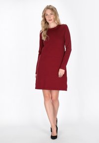 Abito lungo borgogna a maniche lunghe con una vestibilità comoda, scollatura rotonda e dettagli con bottoni sulle spalle. Realizzato in morbido tessuto jersey.