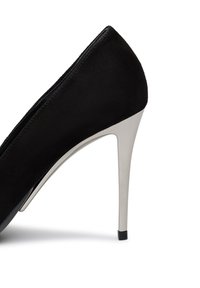 Décolleté nera in suede con punta affusolata e tacco stiletto argentato metallizzato, con una finitura opaca e punta del tacco arrotondata.