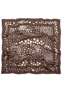 Silke tørklæde med en rig brun baggrund og store cremefarvede cirkler, der er arrangeret i et prikket mønster og med en kantet design. Blød, glat tekstur.