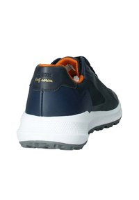 Scarpe da golf navy e nere con finitura testurizzata, suola intermedia bianca, interno arancione e "GEOX Golf series" ricamato sul tallone.