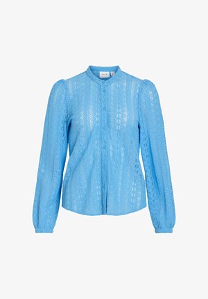 Blouse en dentelle bleu clair à manches longues, col montant, boutonnage devant et épaules légèrement bouffantes.