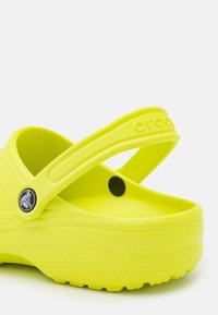 Crocs CLASSIC UNISEX - Tamancos - citrus