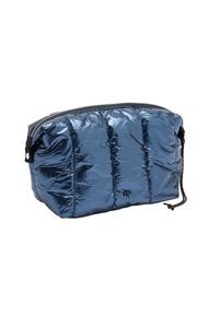 Metaliczna niebieska saszetka o pikowanej strukturze, z zamknięciem na zamek błyskawiczny oraz regulowanym sznurkiem. Solidny materiał z widocznymi detalami szwów.