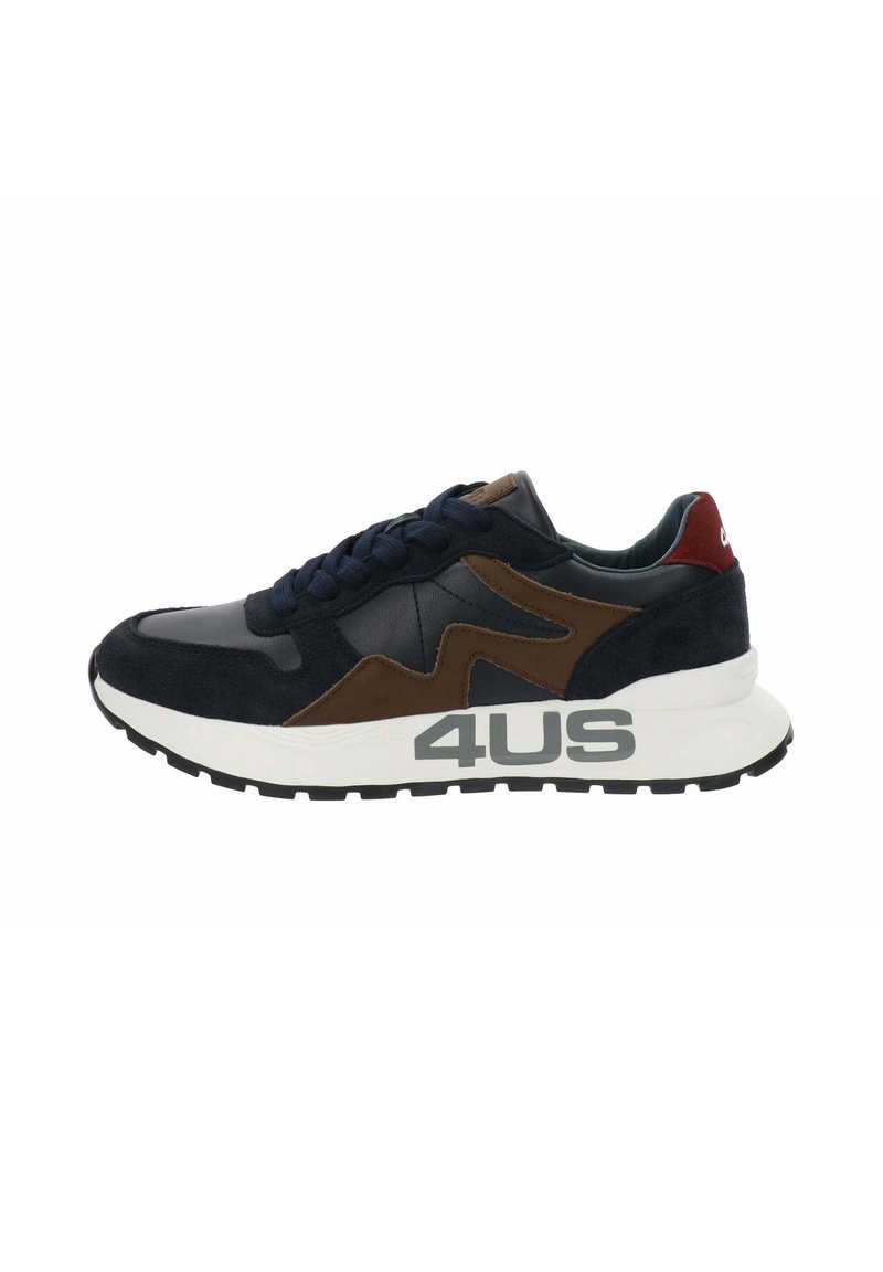 Sneaker sportivo navy e marrone realizzato in pelle e camoscio, con una intersuola bianca, suola nera e un evidente marchio "4US" sul lato.