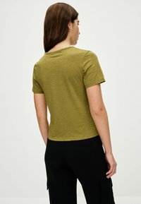 Next SLIM FIT SHORT SLEEVE  - Marškinėliai su spaudiniu - khaki green