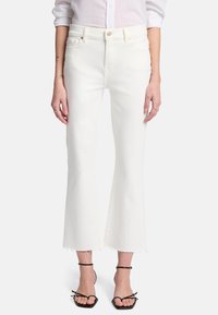 Witte denim flared jeans met een ruwe zoom en een hoge taille. Voorzien van een knoopsluiting, met zijzakken en een gladde textuur.
