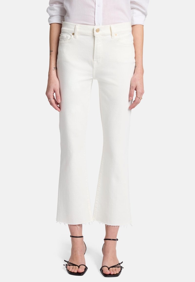 Witte denim flared jeans met een ruwe zoom en een hoge taille. Voorzien van een knoopsluiting, met zijzakken en een gladde textuur.