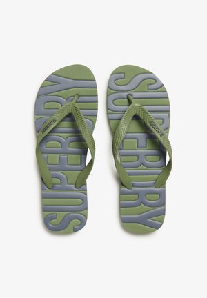 Infradito verde con superficie testurizzata, caratterizzati da un logo "SUPERDRY" prominente in grigio e con cinturini sagomati per il massimo comfort.