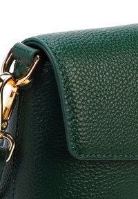 Zelená kožená kabelka s texturou a zlatými detaily. Má klopu a kontrastní tyrkysové prošívání podél okrajů. Kompaktní design.