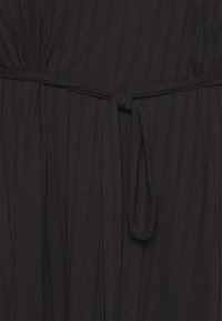 Vestido preto com textura plissada, apresentando um detalhe de cinto atado na cintura. Material suave e leve com um acabamento liso.