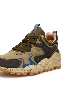 Masivní tenisky s olivovými, béžovými a tmavě šedými panely, modrými akcenty, tečkovanou béžovou podrážkou, hnědými tkaničkami a modrými úchyty.