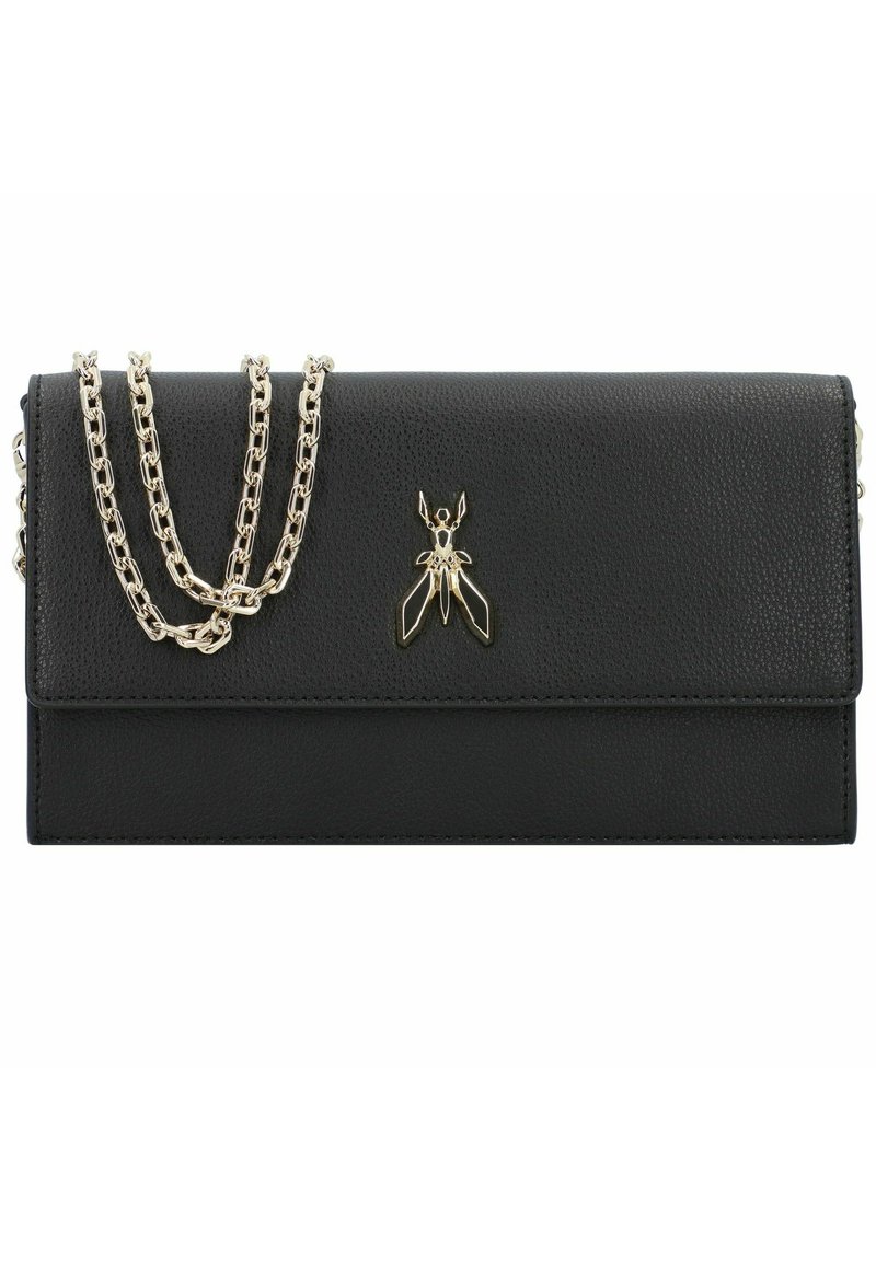 Portefeuille en cuir noir avec un emblème d'insecte en or et une bandoulière enchaînée. Il présente une texture lisse et une fermeture à rabat. Forme rectangulaire compacte.