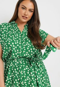 Yours Clothing FLORAL - Abito a camicia - green