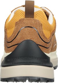 Herren Sneaker mit einem Obermaterial aus braunem Wildleder und gelbem Mesh, schwarzer Zwischensohle, Ziehlasche an der Ferse und strukturiertem Gummi-Außensohle.