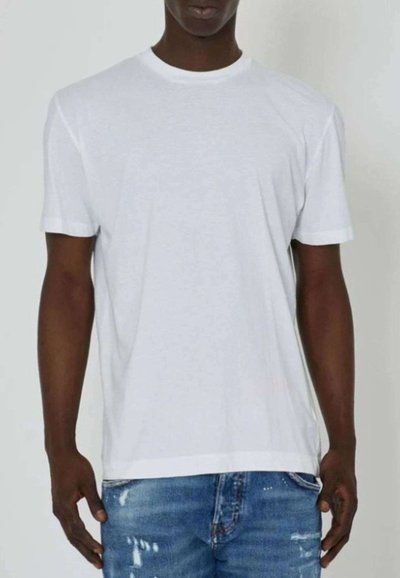 T-shirt bianco a maniche corte in cotone. Collo rotondo classico, vestibilità rilassata, design semplice, senza motivi o accessori visibili.