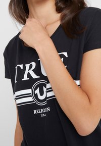 True Religion Triko s potiskem - black