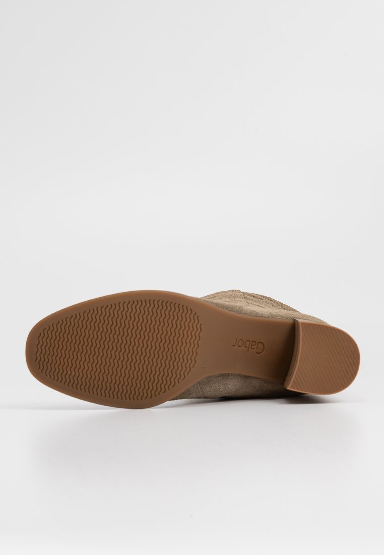 Beigefarbener Wildlederschuh mit strukturierter Sohle, abgerundetem Zehenbereich und minimalistischem Design. Niedrigprofil-Silhouette geeignet für legere Kleidung.