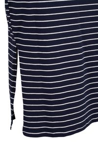 Chemise bleu marine à rayures horizontales blanches, avec une fente latérale et un tissu doux et texturé. Design décontracté, manches longues.