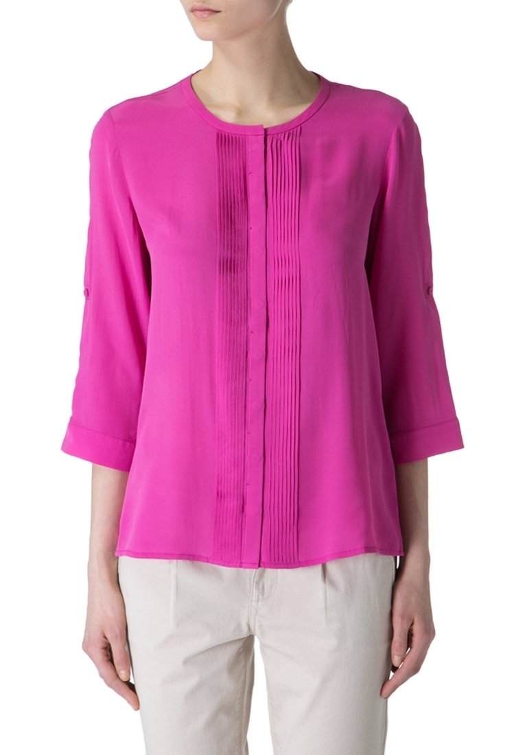 Blouse fuchsia en tissu léger avec des plis devant, un col rond et des manches trois-quarts avec des détails en bouton.