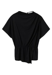 Blusa negra de manga corta con un corte relajado, escote redondeado, detalles fruncidos en el hombro y un dobladillo peplum. Textura de tela suave.