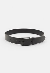 Cintura in pelle nera con una finitura liscia, dotata di una fibbia metallica rettangolare e diversi fori per la regolazione. Etichetta della taglia visibile.