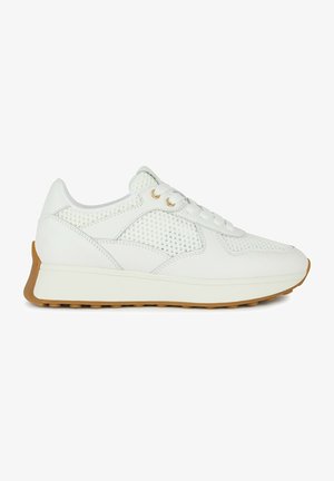 Bílé sportovní tenisky s síťovaným designem, polstrovaným límcem a gumovou podrážkou. Zlaté očky a strukturované akcenty podtrhují celkový vzhled.