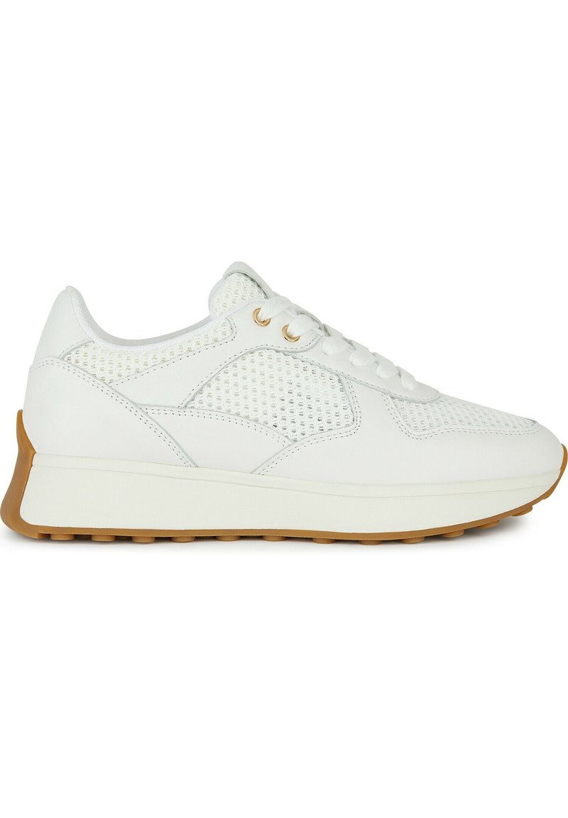Sneaker atletica bianca con design in mesh, colletto imbottito e suola in gomma. Occhielli dorati e dettagli testurizzati arricchiscono l'aspetto generale.