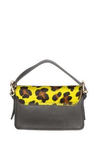 Piccola borsa a mano con base in pelle nera e parte superiore in pelliccia gialla con stampa leopardata marrone, completata da una tracolla grigia e dettagli in oro.