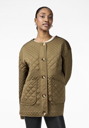 Veste olive matelassée avec un col rond, une fermeture à boutons, deux grandes poches et un motif texturé sur le tissu.