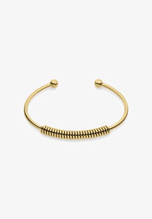 Armband in goudkleur met een gladde band, een centraal spiraalontwerp en afgeronde uiteinden. Reflecterende afwerking met een strakke, minimalistische stijl.