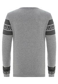Grauer Pullover mit langen Ärmeln, die schwarze gestreifte und gemusterte Akzente an den Bündchen aufweisen. Hergestellt aus einem weichen, gestrickten Stoff.