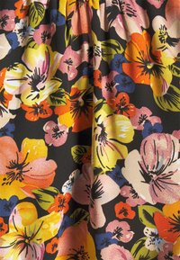 Tela floral con grandes flores en rosa, amarillo, naranja y azul sobre un fondo negro, con contornos distintos y formas de pétalos variadas.