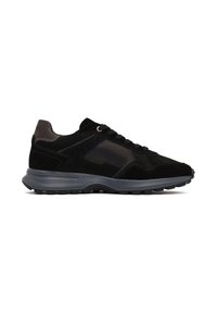 Sneakers neri con tomaia in camoscio, dettagli testurizzati e suola grigia. Presentano una punta tonda e un sistema di allacciatura tradizionale.