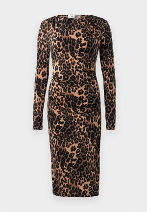 Vestido de manga longa, até ao joelho, com cintura franzida em tecido com estampa de leopardo castanho e preto.