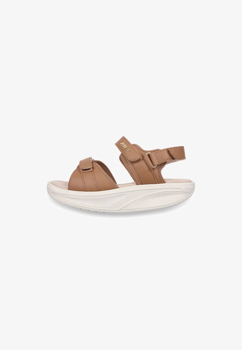 Sandale en cuir marron avec doubles brides réglables et semelle blanche épaisse et rembourrée, conçue pour le confort et le soutien.