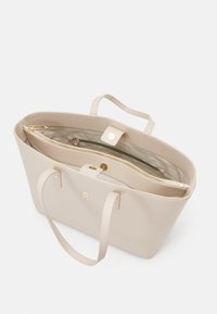 Tommy Hilfiger CHIC TOTE - Veľká kabelka - classic beige