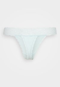 Lichtblauwe stringondergoed met kanten rand en een bloemenkant tailleband van zachte stof, in een plat liggende presentatie tegen een witte achtergrond.