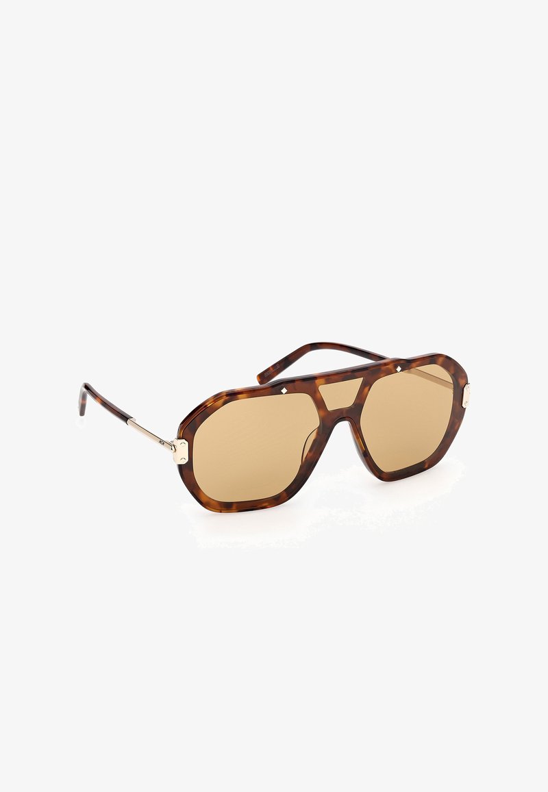 Lunettes de soleil aviateur en écaille de tortue avec des verres teintés marron et des accents dorés sur les branches, sur fond blanc.